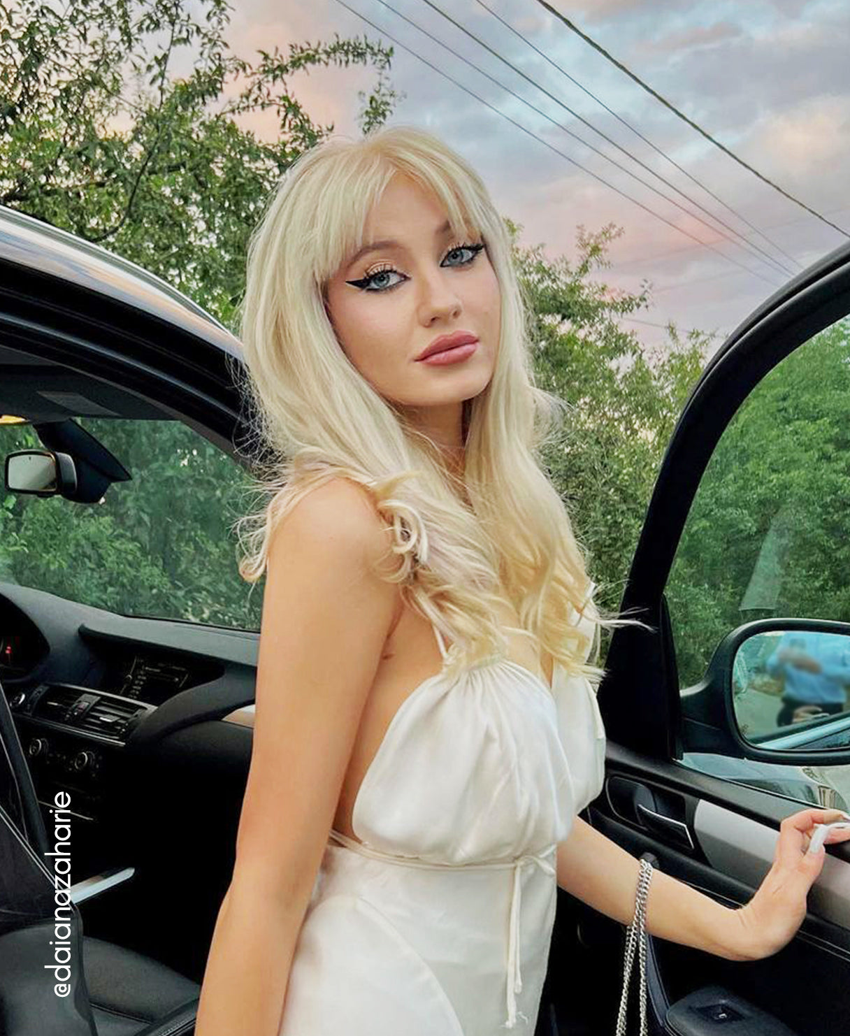 model wearing blonde hair extensions