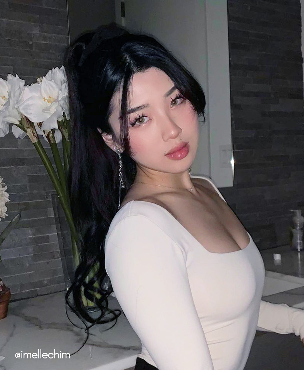 model wearing clip in ponytail jet black